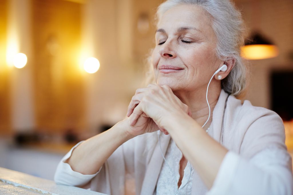 woman_listening_to_music